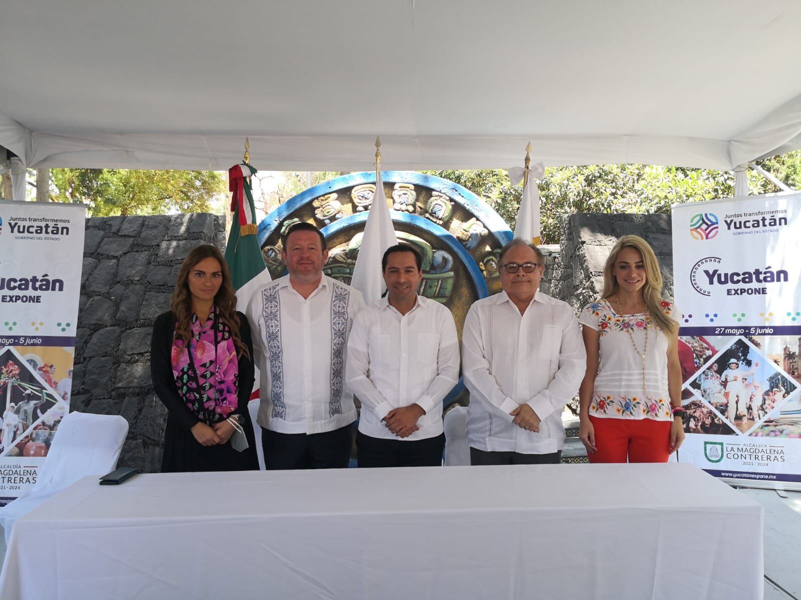 Mauricio Vila con Luis Gerardo Quijano Morales y funcionarios en Yucatán Expone