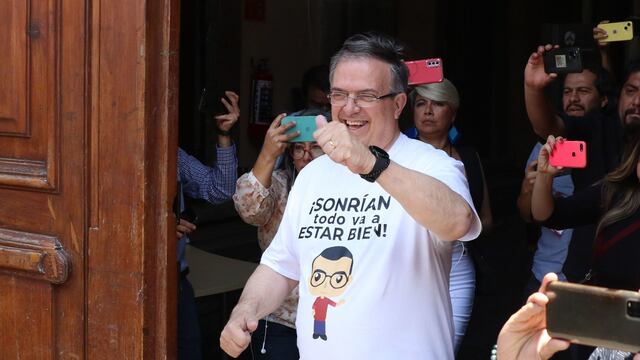 Marcelo Ebrard Casaubón presentó su renuncia y su playera de la suerte