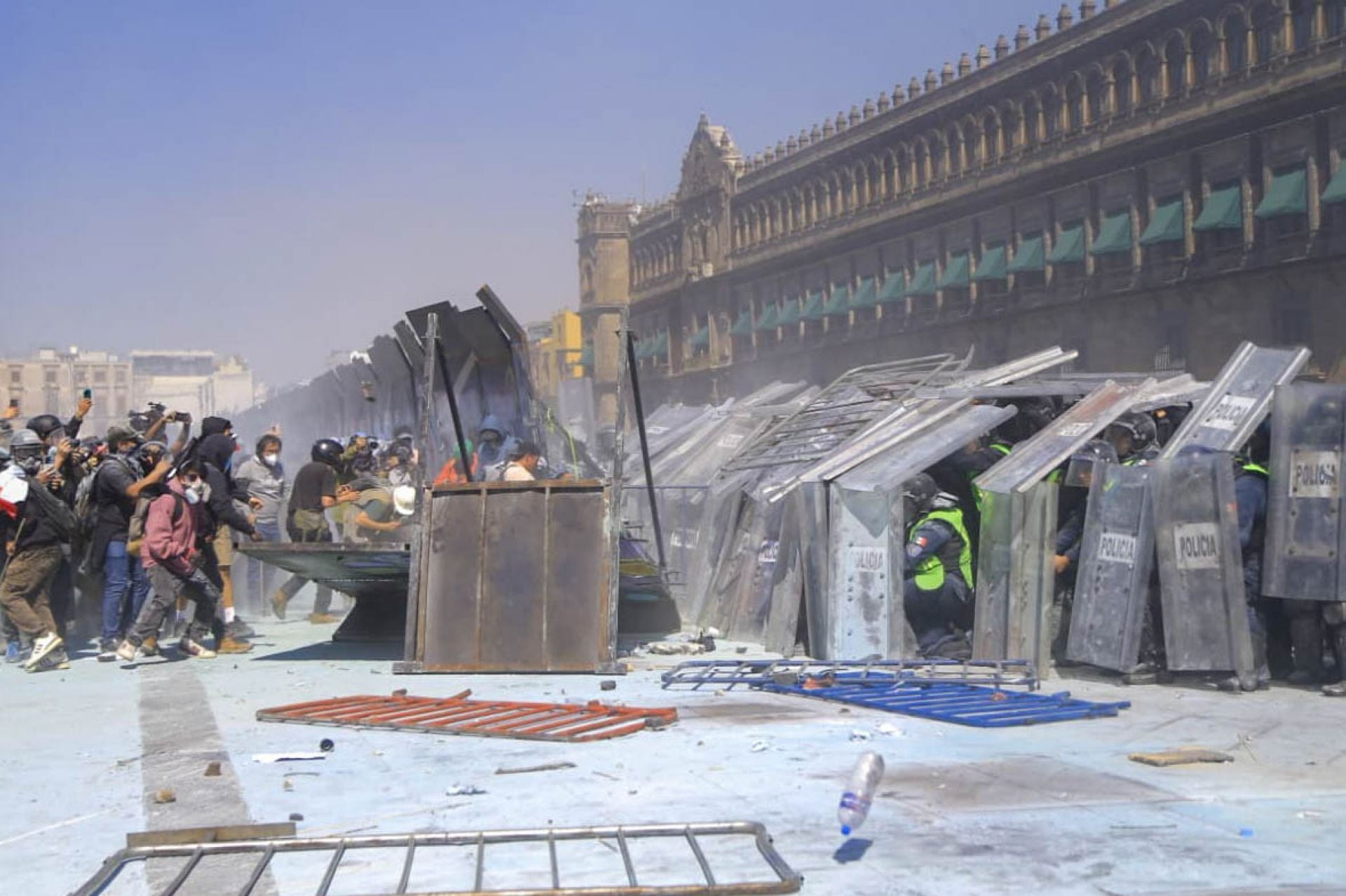 Enfrentamientos entre personas que participaron en la llamada Marcha de la Generación Z y policías capitalinos frente a Palacio Nacional