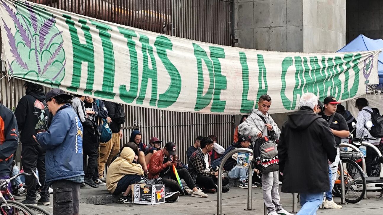 Bloqueo en Avenida Juárez CDMX hoy: Manifestantes a favor de la cannabis exigen liberación de compañeros