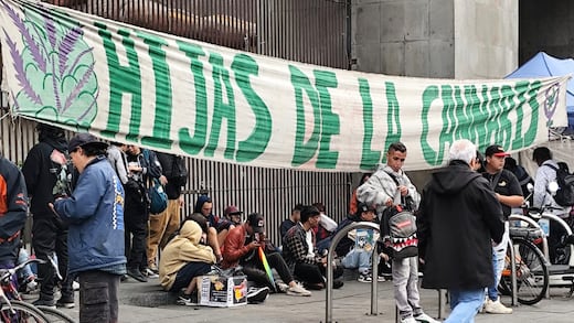 Bloqueo en Avenida Juárez CDMX hoy: Manifestantes a favor de la cannabis exigen liberación de compañeros