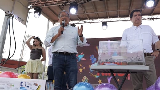 Andrés Mijes encabeza festejo infantil en Divertiparque de Escobedo
