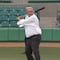 AMLO vuelve a las prácticas de béisbol: “bateé tremenda línea por la banda contraria”