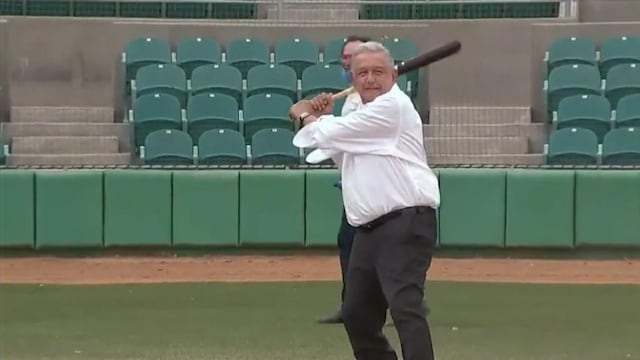 AMLO jugando béisbol