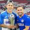 Larry Hernández besa copa del campeonato de Cruz Azul