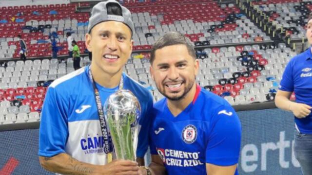 Larry Hernández celebra campeonato del Cruz Azul