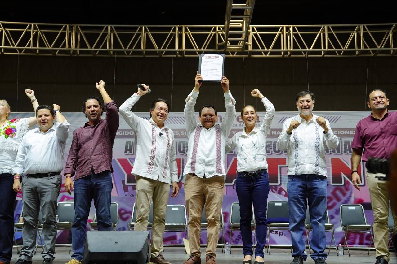 Entregan a Joaquín "Huacho" Díaz constancia como precandidato de Morena