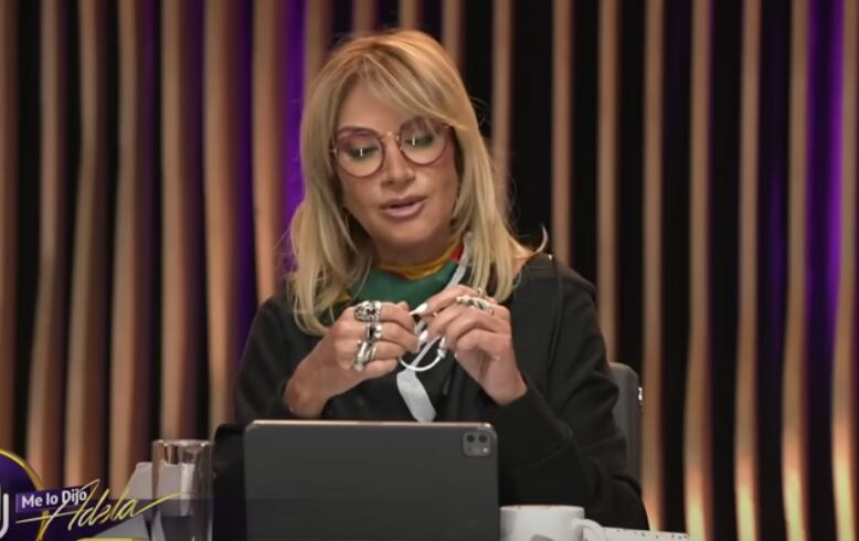 Adela Micha abriendo el regalo de Christian Nodal