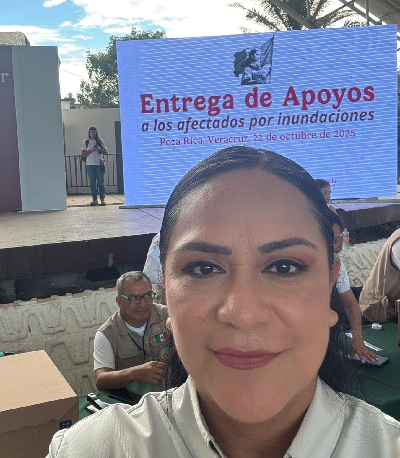 La secretaria de Bienestar, Ariadna Montiel, entregó apoyos económicos a damnificados de Poza Rica
