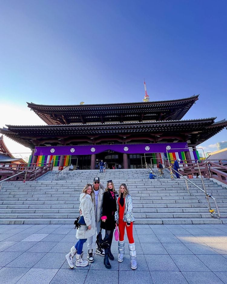 Andrea Legarreta junto a su familia en Japón