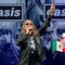Fher de Maná calienta el México vs Inglaterra con guiño a Oasis
