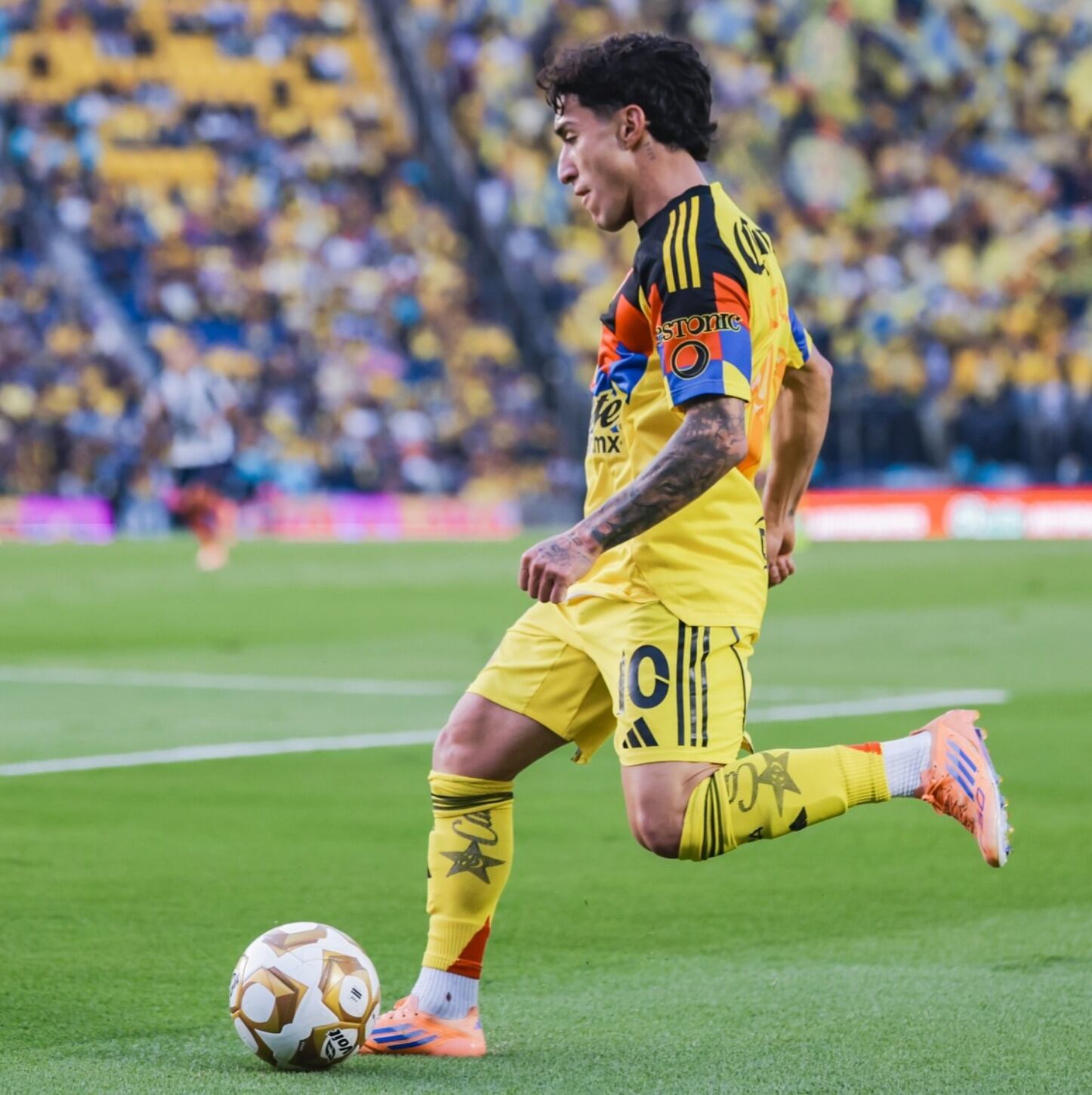 Alejandro Zendejas es un futbolista mexicoamericano del Club América