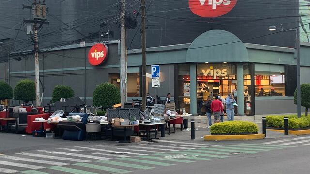 Vips Polanco es desalojado y sacan todos sus muebles a la calle
