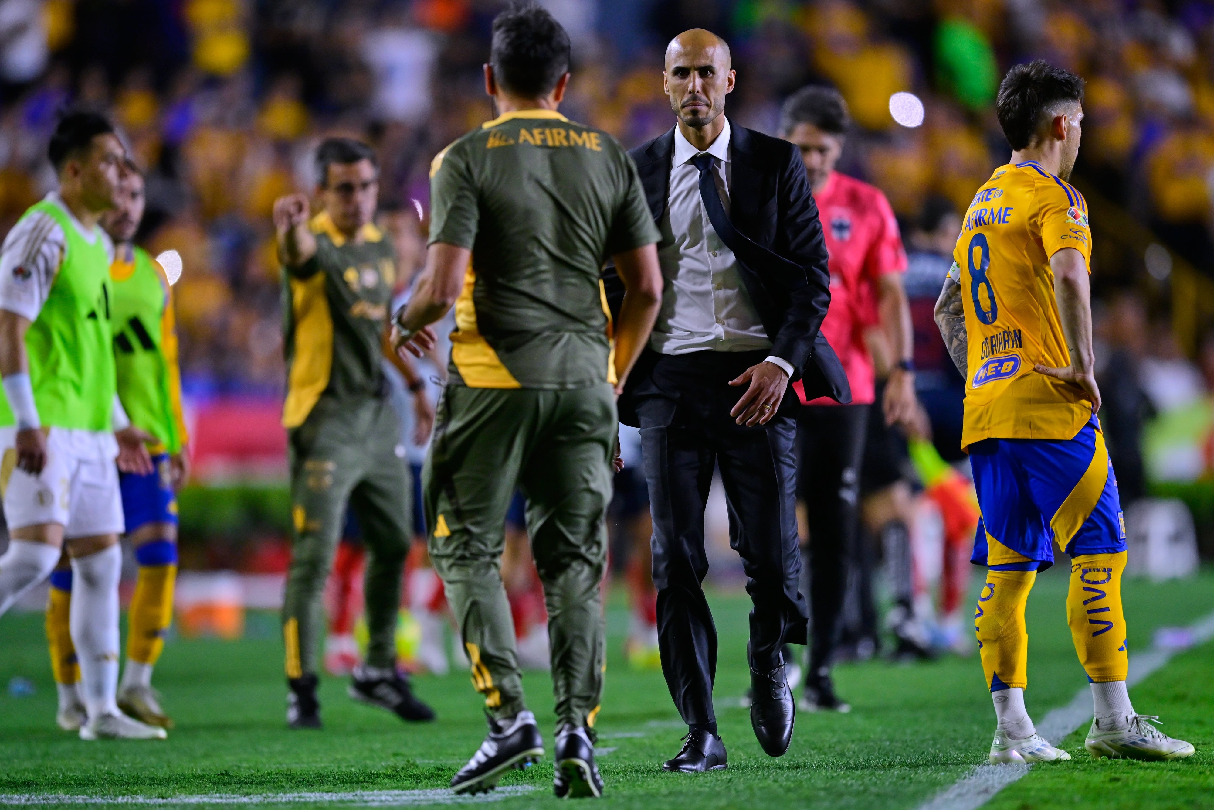 Guido Pizarro, DT de Tigres, en el Clásico Regio