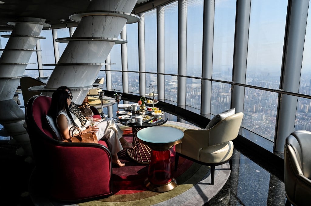 Inauguran hotel en el rascacielos más alto de Shanghai, China.