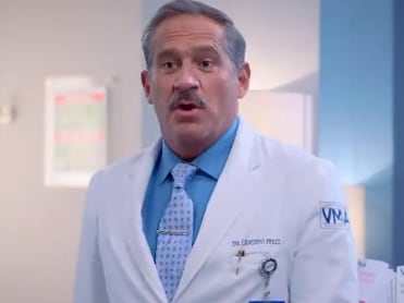 Arath de la Torre, como Dr. Cándido Pérez.