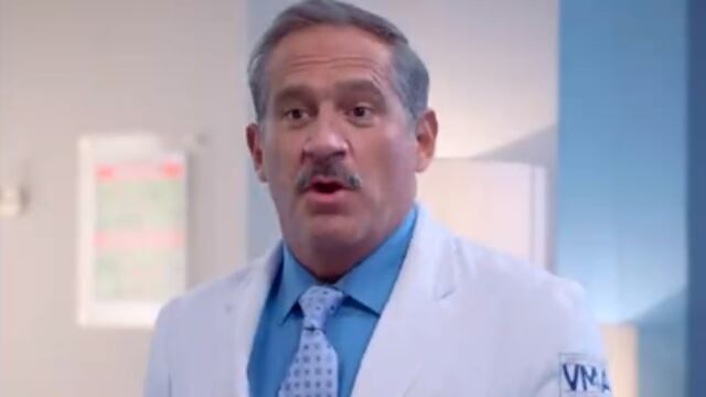 Arath de la Torre, como Dr. Cándido Pérez.