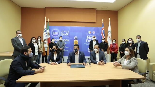 Diego Sinhue Rodríguez Vallejo en la firma del decreto que crea el Consejo Estatal de Salud Mental y Adicciones