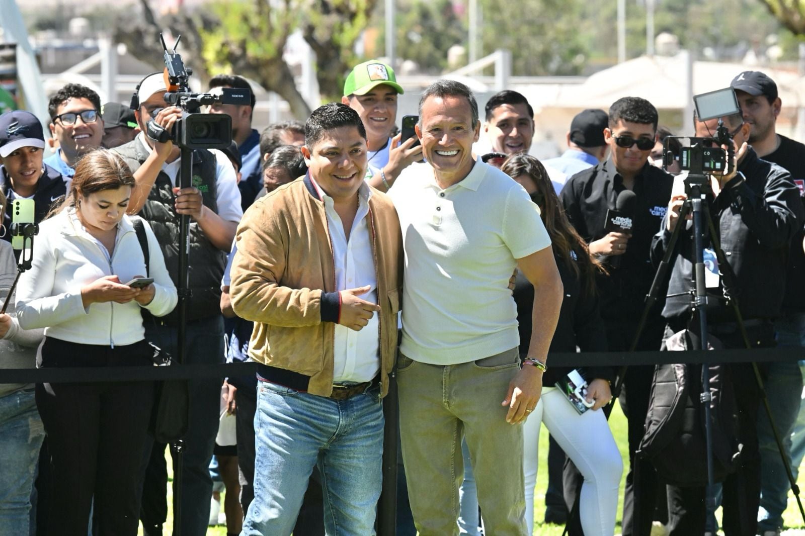 Ricardo Gallardo y el goleador Luis Hernández