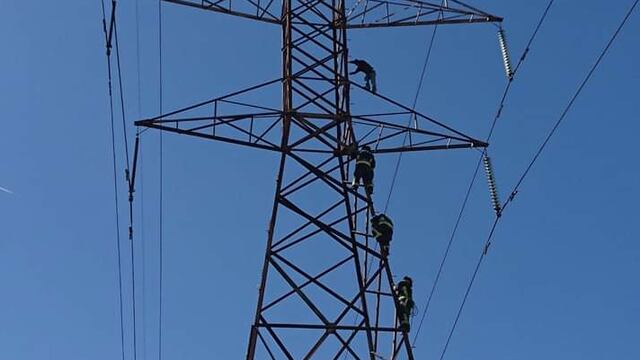 Hombre en torre de alta tensión. Rescate.