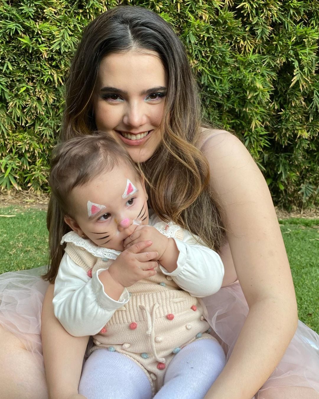 Camila Fernández y su hija Cayetana.