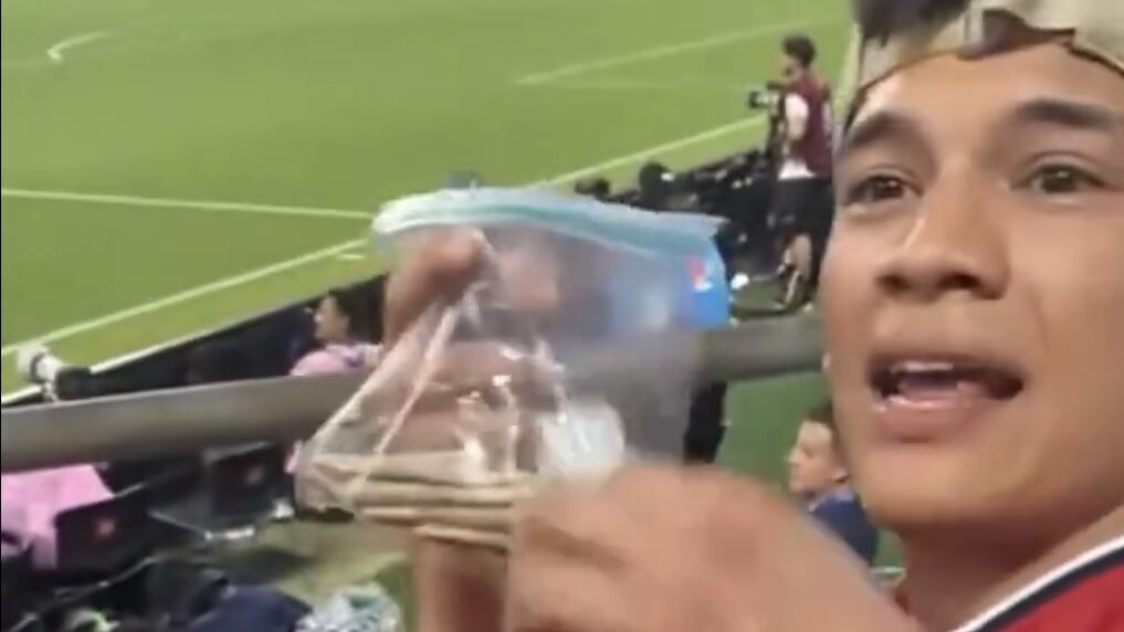 Fan presume decenas de churros de marihuana en pleno estadio de la Copa América