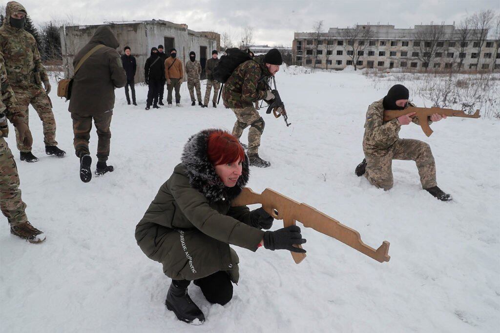 Voluntarios en Ucrania participan en entrenamientos militares