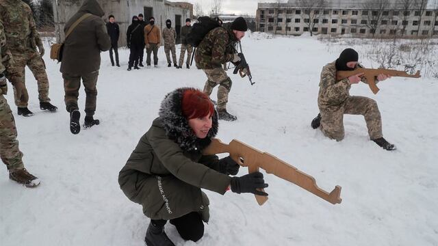 Voluntarios en Ucrania participan en entrenamientos militares