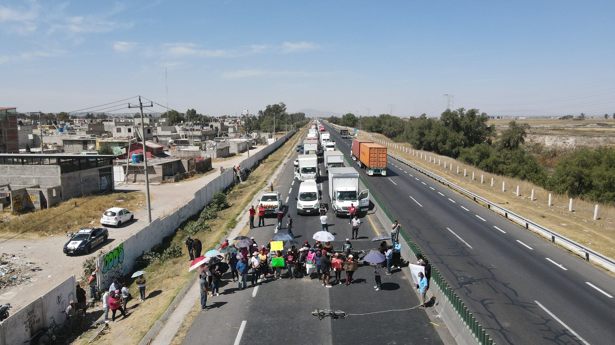¿Qué pasa en Circuito Exterior Mexiquense? Carretera es bloqueada por vecinos que exigen agua potable