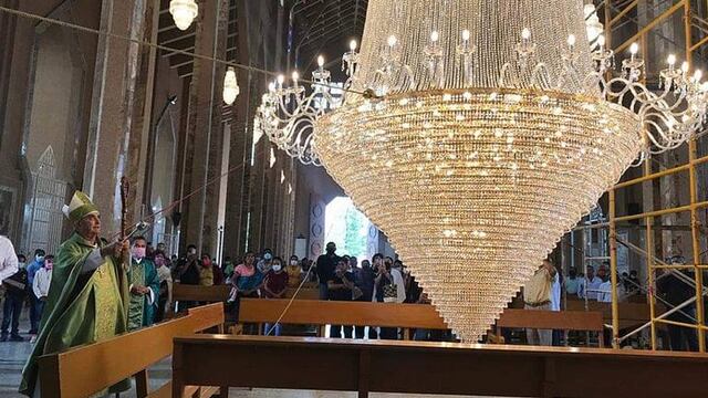 Obispo Salvador Rangel bendice candelabro gigante de cristal egipcio