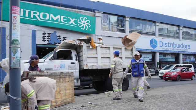 Alcaldía Cuauhtémoc retira triques y basura
