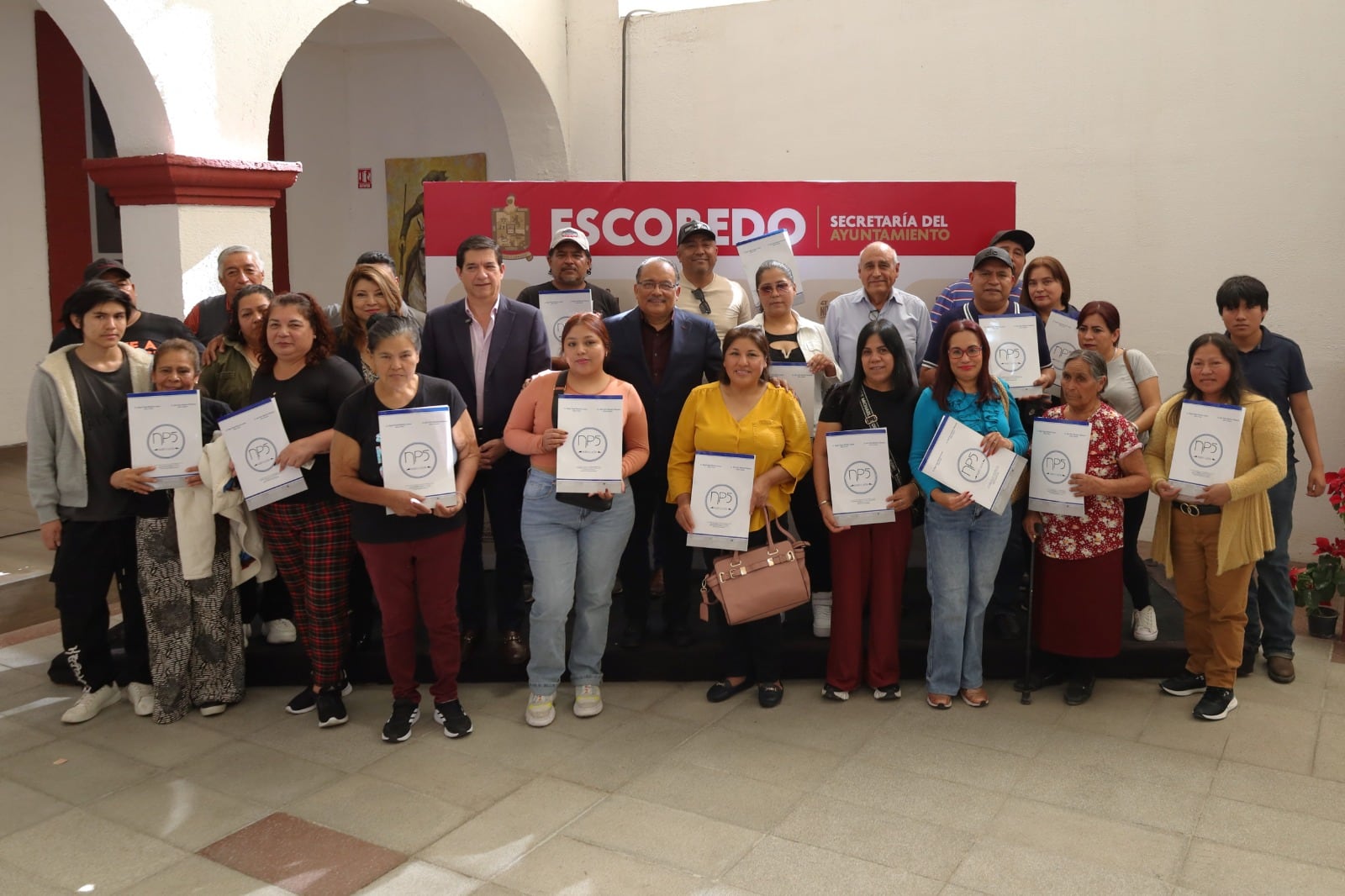 Escobedo brinda certeza jurídica y tranquilidad a familias con entrega de escrituras