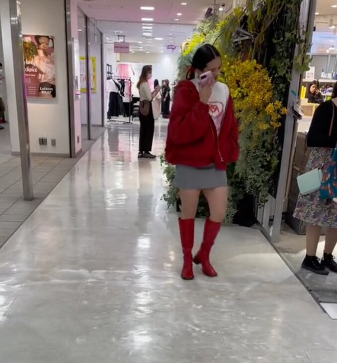 Captan a Rosalía sola en Japón