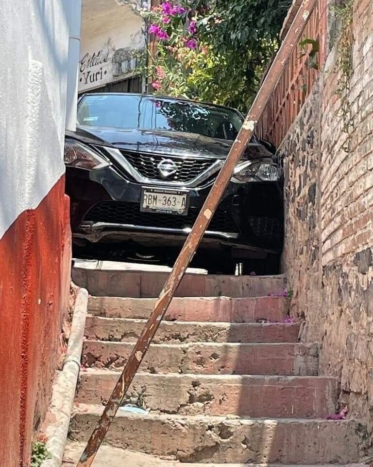Auto atorado en callejón de Taxco, Guerrero
