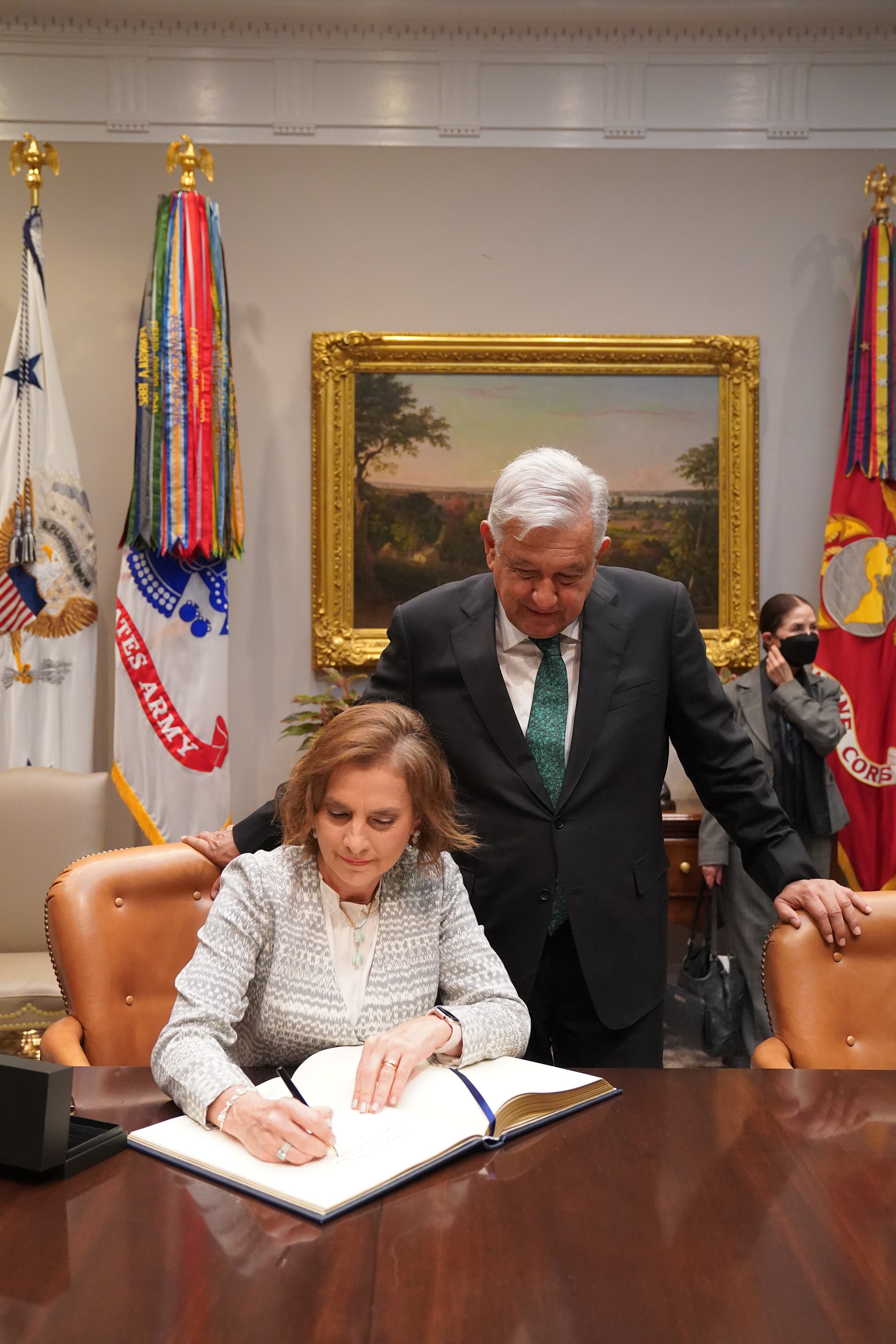AMLO y Beatriz Gutiérrez firman el libro de invitados en la Casa Blanca de Estados Unidos