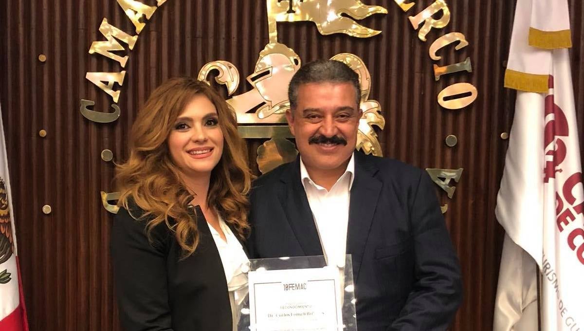 Carlos Lomelí y su esposa