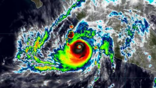 Huracán Simón categoría 4 mantiene el peligro máximo en Colima y Jalisco