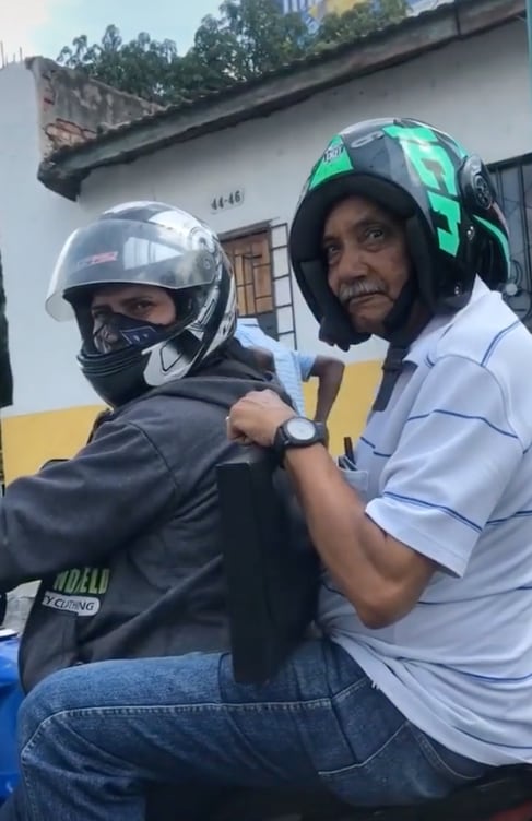 Hombre usa mal el casco para moto