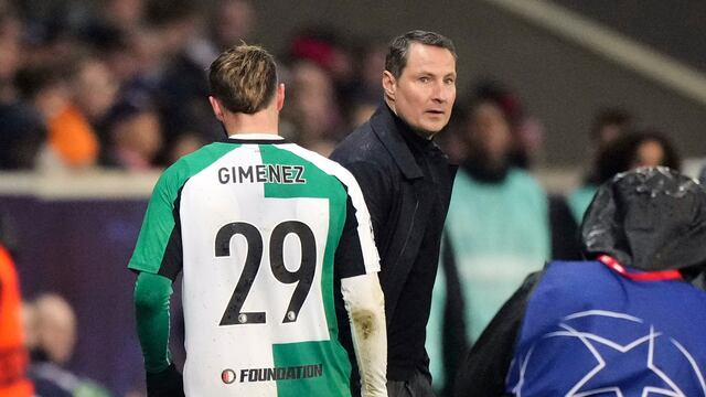 Santiago Giménez tras salir de cambio en el Lille vs Feyenoord.