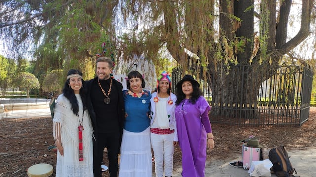 Ambientalista se casa con un árbol