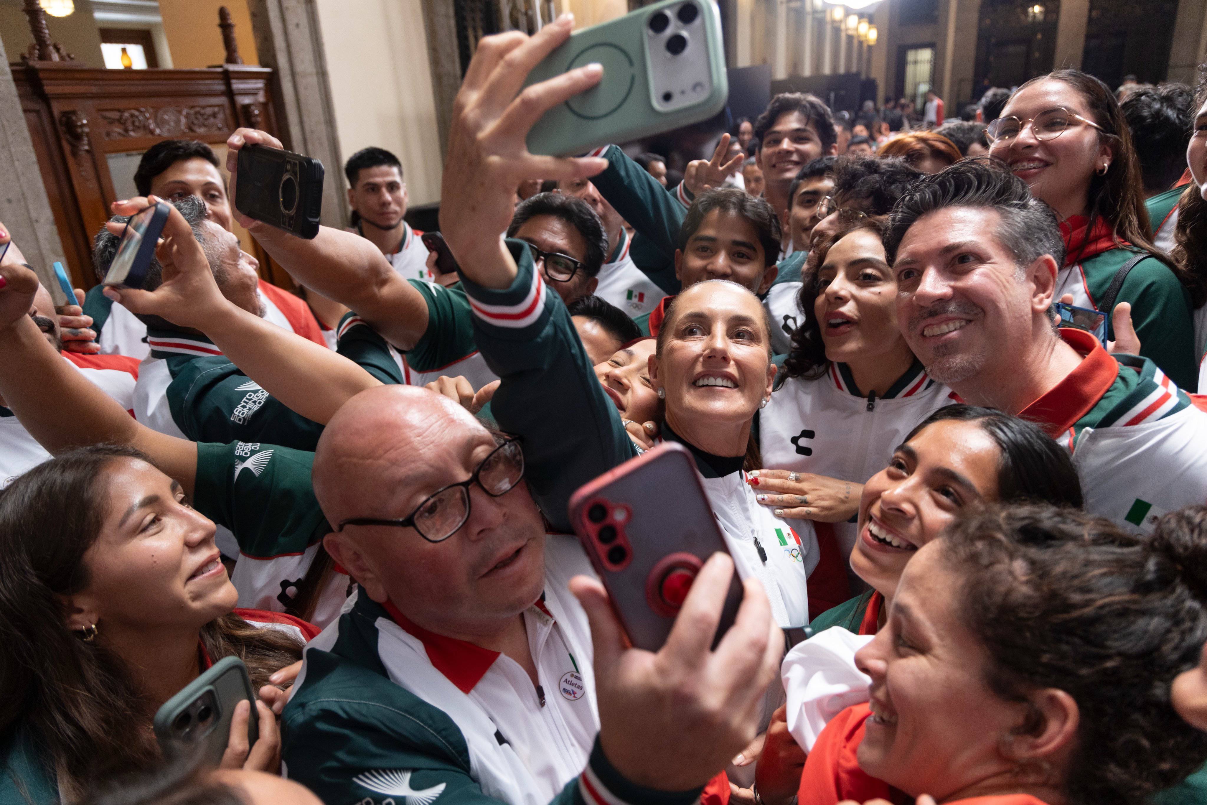 Claudia Sheinbaum abanderó a delegación mexicana para los Juegos Centroamericanos y del Caribe 2026