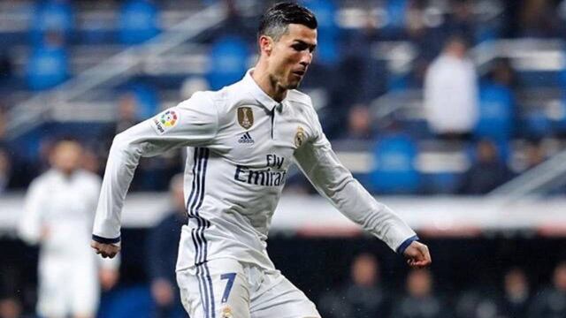 Cristiano Ronaldo controla la pelota en juego con el Real Madrid.