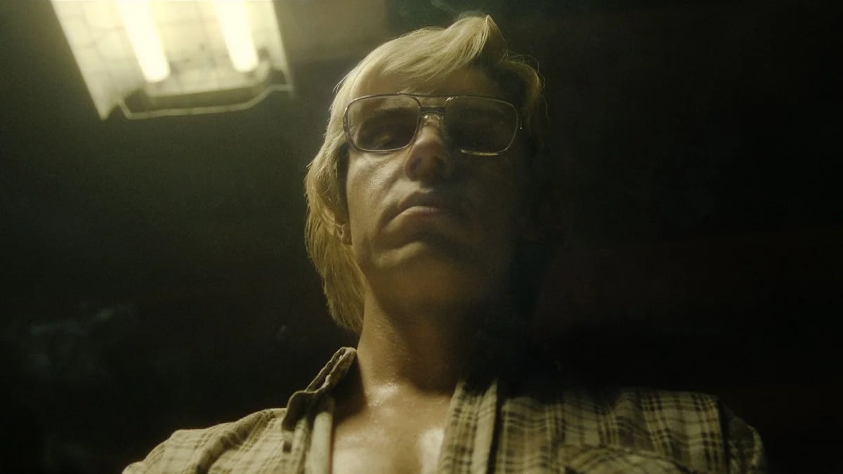 Evan Peters como Jeffrey Dahmer