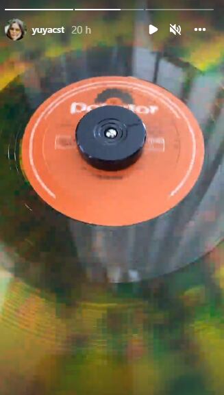 Yuya muestra los discos para su tocadiscos.