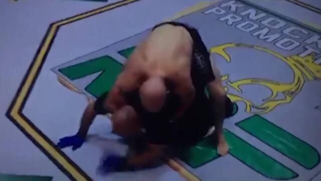 La pasó mal el réferi tras ser sometido por el perdedor del combate.