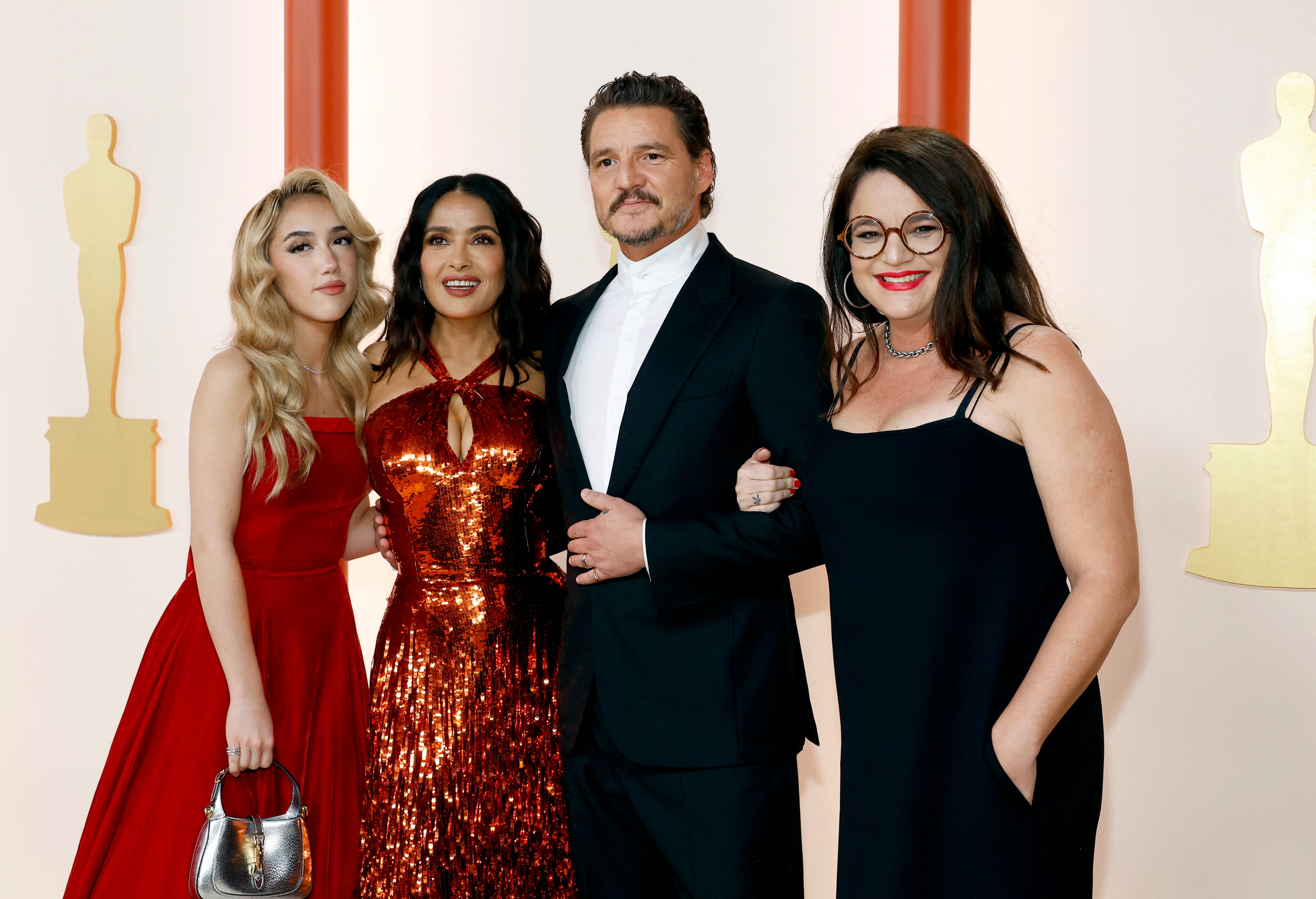 Pedro Pascal y su hermana Javiera con Salma Hayek y su hija Valentina Paloma Pinault en los Premios Oscar 2023