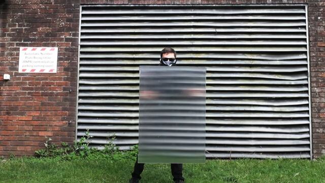 Hombre con escudo de invisibilidad