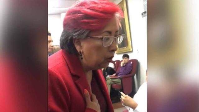 Corina Martínez García exige que desocupen sillas reservadas.