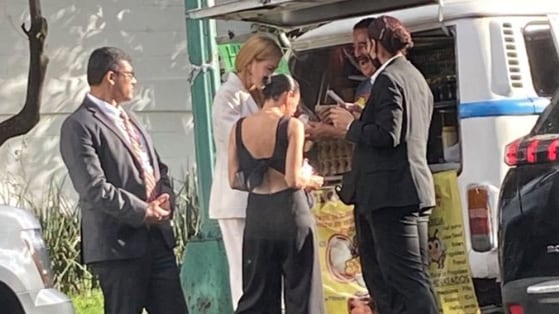 Nicole Kidman compra queso Oaxaca en la calle durante su visita a México