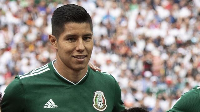 Hugo Ayala en la entonación del himno.